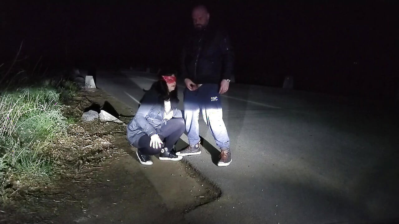 야외에서 황금 샤워하는 와이프의 얼굴에 배뇨