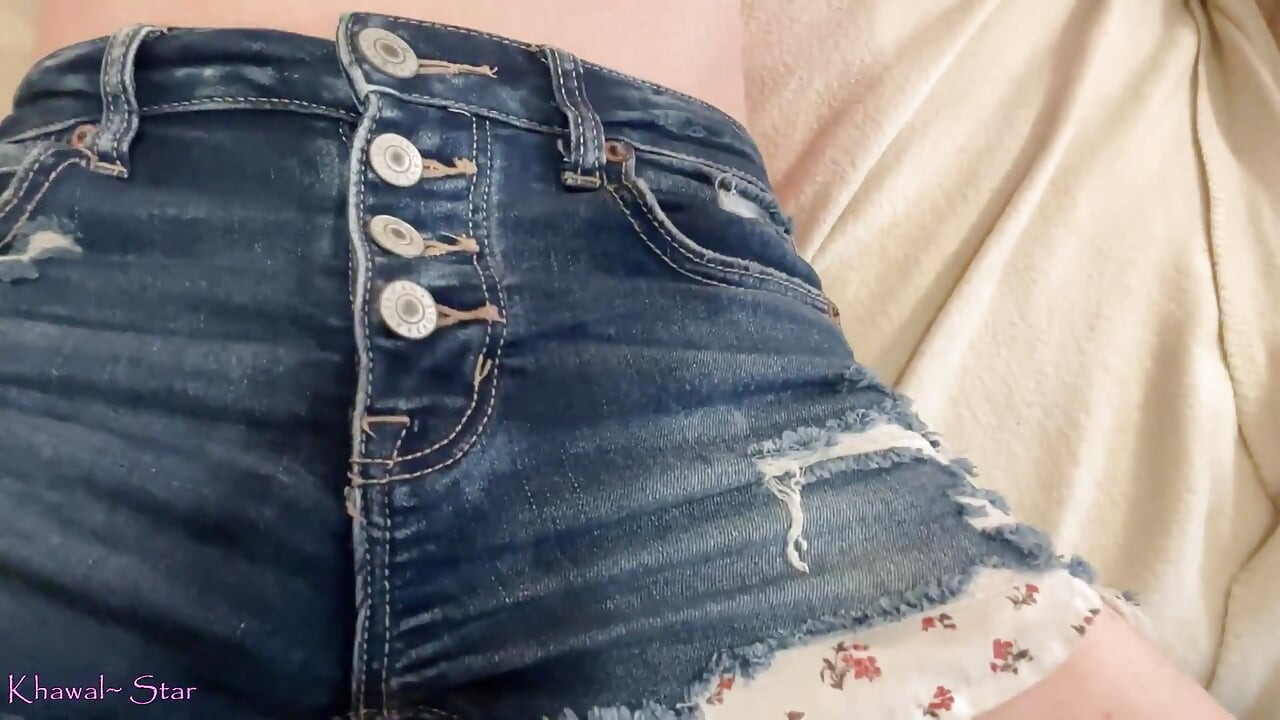 Khawal gassy femboy doet spijkerbroek scheten voor snuivende verliezer