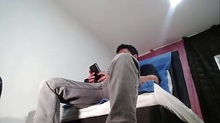 Saya membiarkan kamera dihidupkan semasa saya melancap menonton lucah