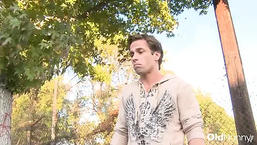 Oldnanny - dövmeli adam yatak odasında sarışın bombayla sikişiyor