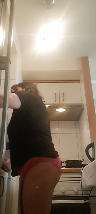 MAMĂ SEXY, curățenie în bucătărie