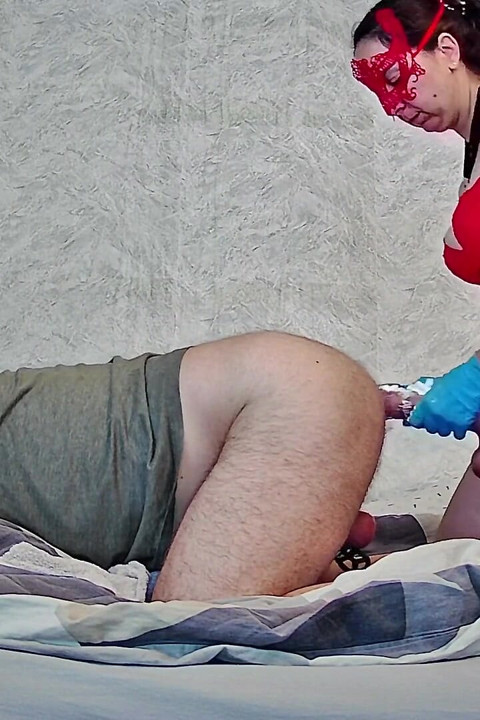 Bur Sissy kneppet i kyskheds dybhals egen sperm