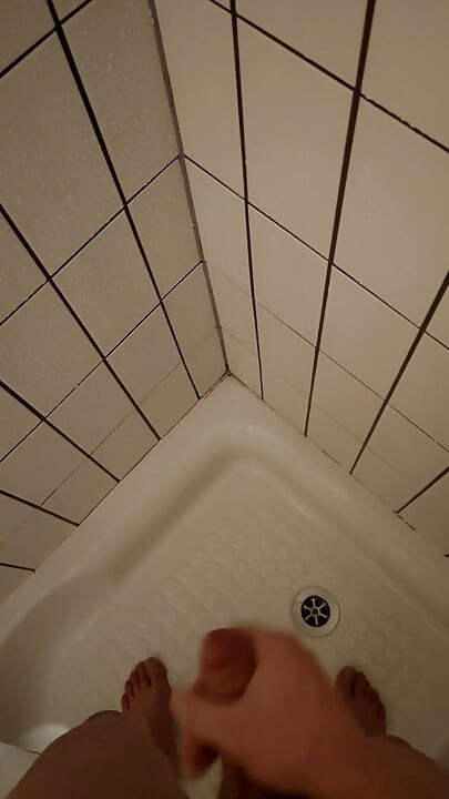 Ugodna masturbacija pod tušem