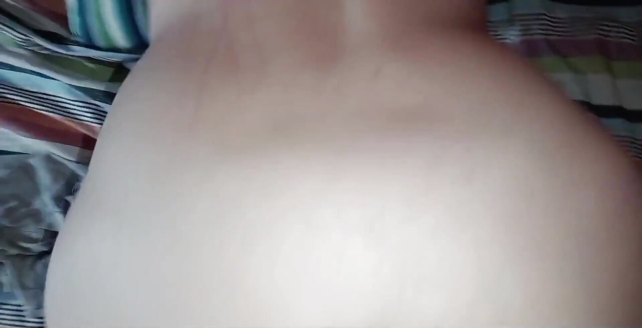 Min styvbror lägger sin stora penis i min vagina