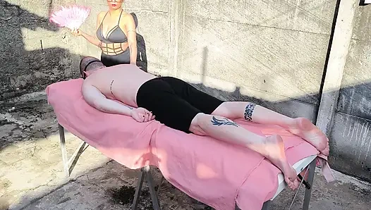 Pijat bugil sama cewek hot rambut pirang di luar ruangan