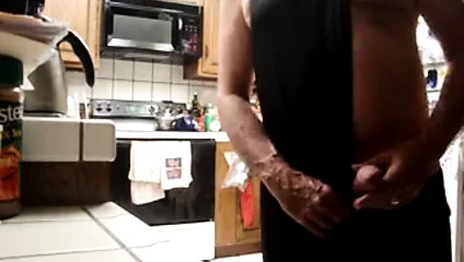 Ida cho seksi sırtı açık kapüşonlu maske elbise içinde masterbates