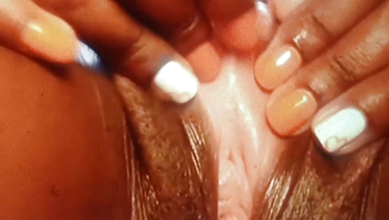 Rapazinha burundiana muito gostosa a masturbar-se