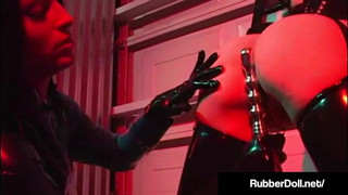 Une poupée en caoutchouc bizarre punit une esclave en latex!