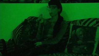 Une domina gothique sexy fume dans un feu vert mystérieux, partie 1, HD