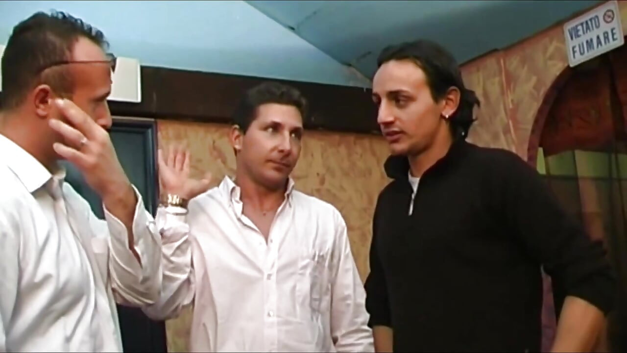 في النادي، يلعق الكس ويمص الزب من أجل ترانزيستور