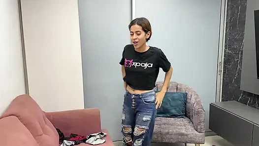 Saya bercinta keras pada sahabat saya setelah melihatnya masturbasi dengan pakaian dalam saya.