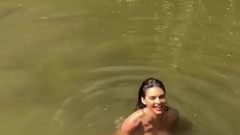 “Kendall j。”在湖中裸照，短片