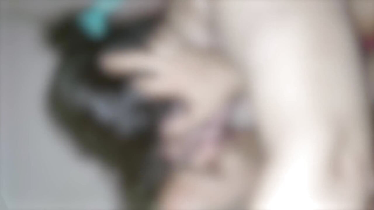 Preenchendo a buceta da esposa casada com bastante porra e o corno lambeu