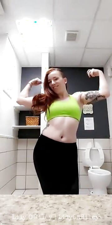 Ruiva gostosa tira roupa pós-treino e goza tudo sobre a pia do banheiro