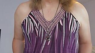 Ultra ženstvena baka transica obožava vruće mlade muškarce!