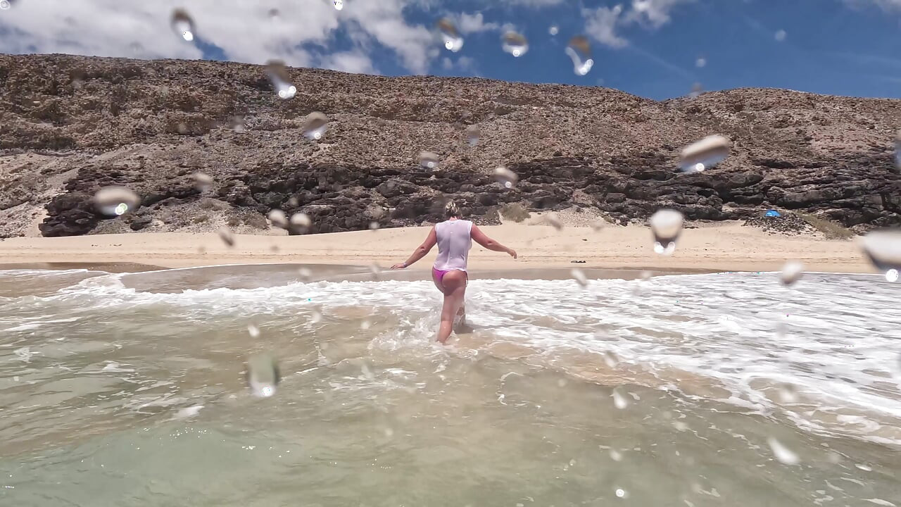 Chica Mojando Jeans En El Océano Y Nadando En Camiseta Blanca Mojada