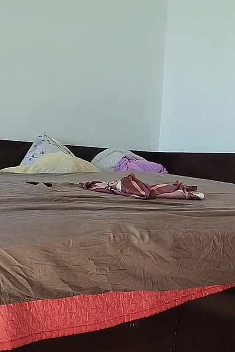 Brunetă sexy probează ciorapi