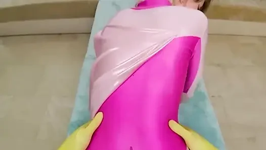 Vrcosplayx evrendeki tüm atomlar U ve Octavia Red'i yenilmez atom eve yaklaştırmak için bir araya geldi bölüm 3