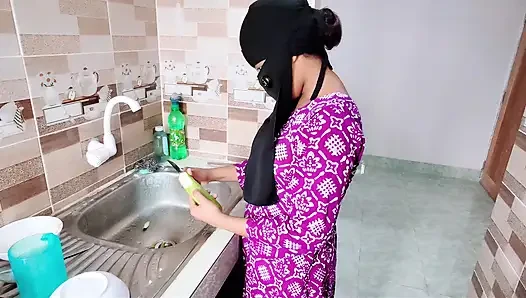 Sıkı amcıklı büyük salatalık desi yenge yatak odasında sır
