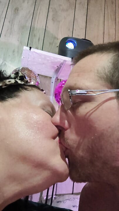 El juego de tounge se volvió besos calientes con todo elunge que tienen