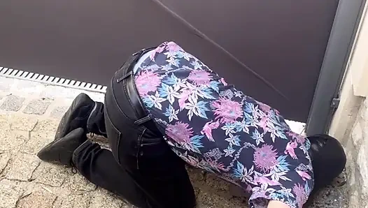 Membersihkan kakiku yang kotor...