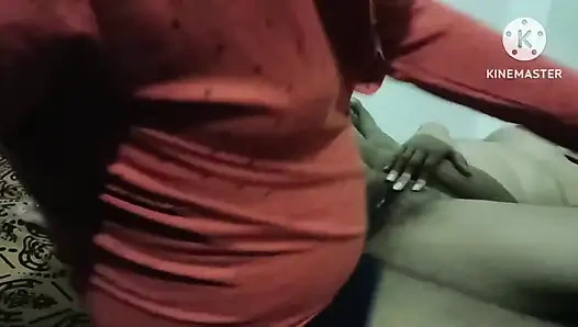 Karı koca yatak odasında romantik bir seks yapıyor