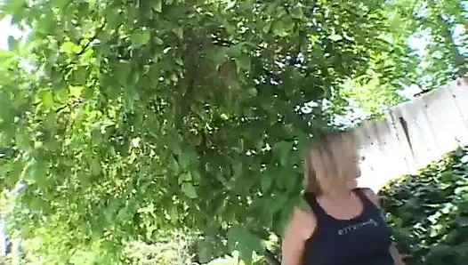 Schmutzige vollbusige huren posieren zu deinem vergnügen