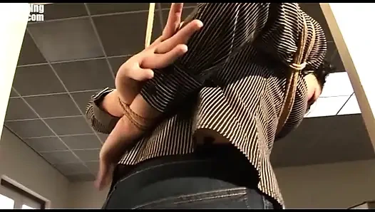 Steffi lagi asik goyangin talinya pakai ballgagged