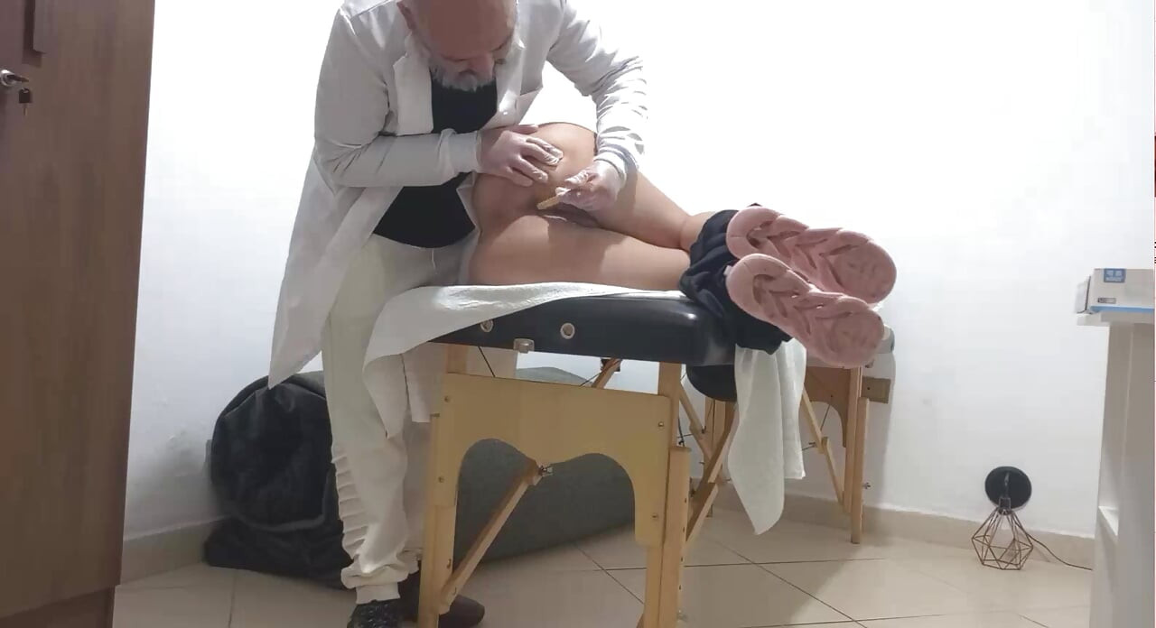 Examen anal realizado por un proctólogo real