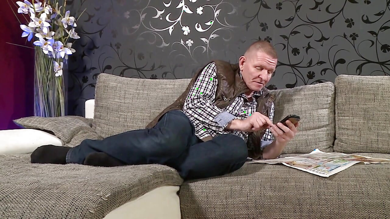 Slatka brineta s velikim sisama dobiva prskanje po njima od svog jebača