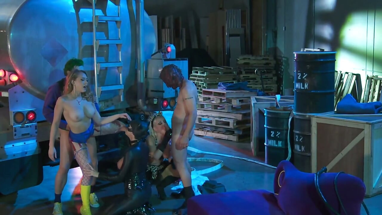 Gatinhos exuberantes - cena 4_orgy entre amigos super-heróis curtindo um pau grande juntos