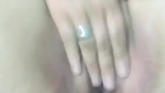 Aku lagi asik muasin memekku pakai hp-