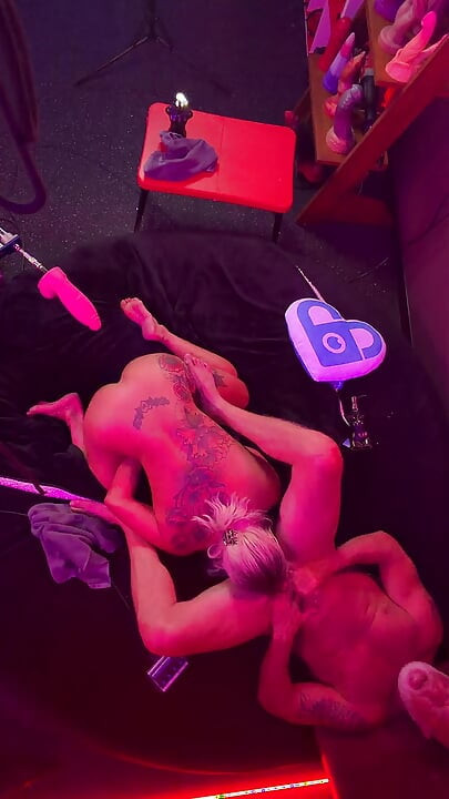 Hed blondine bliver kneppet af maskine med anal-krogen i.