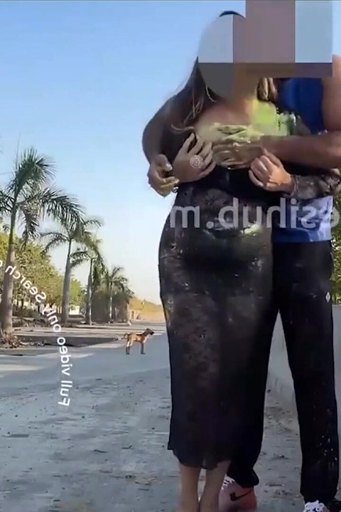 Beuatiful Bhabhi Sex with a Delevery Boy at Roadside
