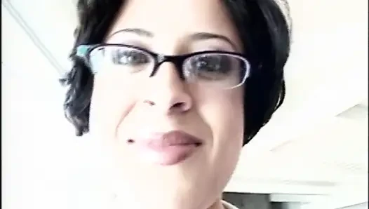 Sexy brünette braucht den großen schwanz!