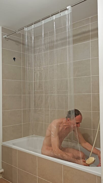 U kupatilu si. Pogledaj šta vidiš.