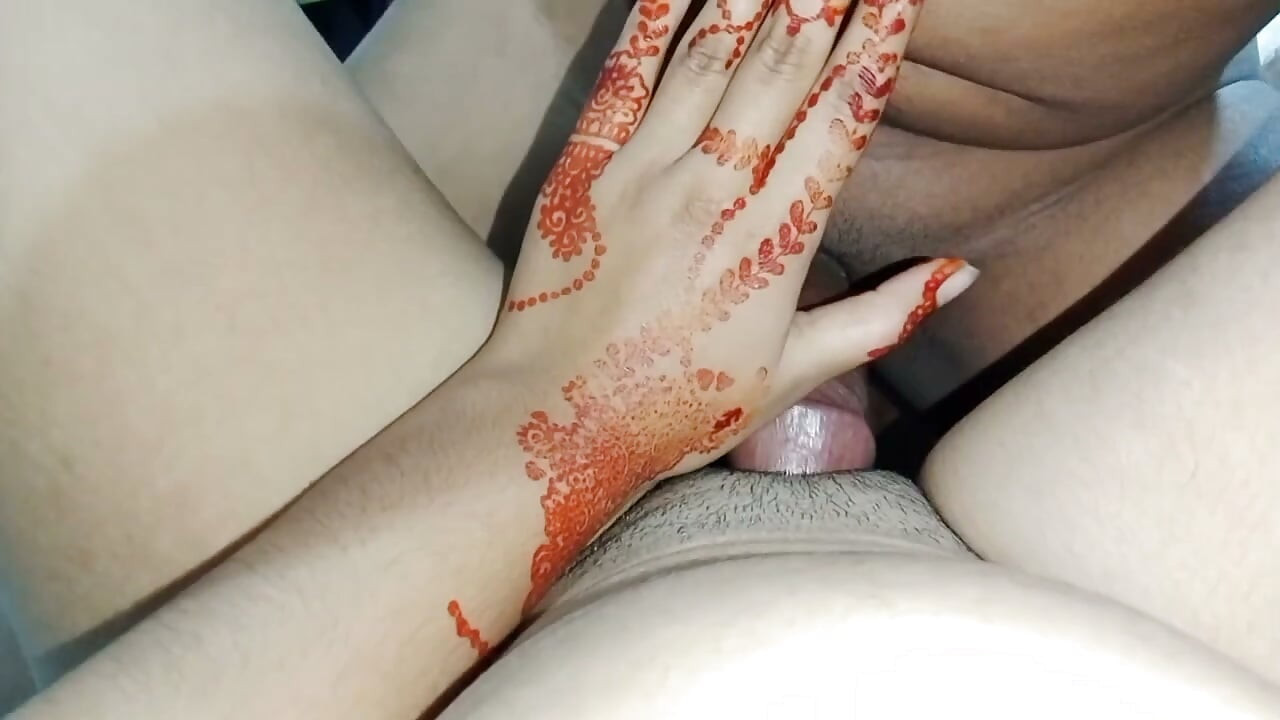 देसी गृहिणी अपने पति को चिट रही है और अपने के साथ चुदाई कर रही है