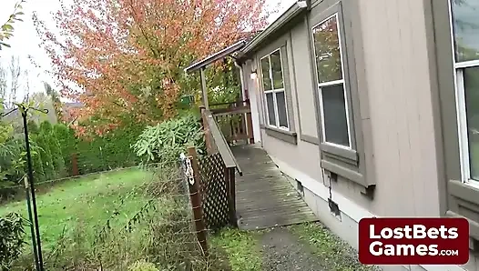 Стрип пиратская игра пингвинов достигает своей кульминации с Дилана раздели догола