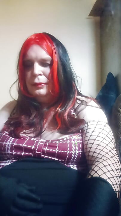 BBW TV fala sacanagem enquanto fuma usando um cigarro com piteira longa
