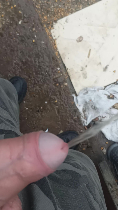 家の前でくつろいでいる