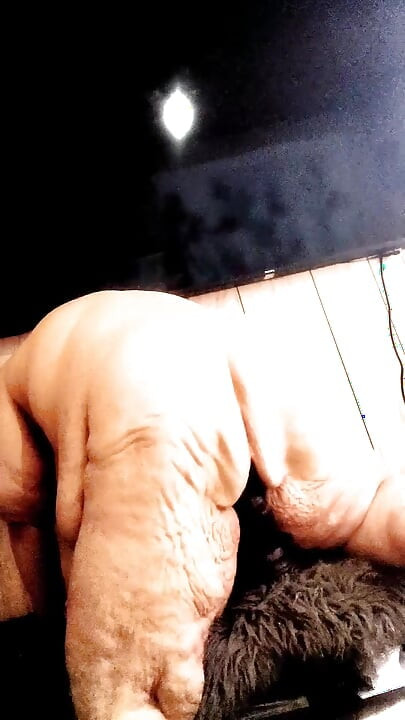 Cô ấy là nhà vô địch hạng nặng của thế giới cưỡi trên con cu to đen đó