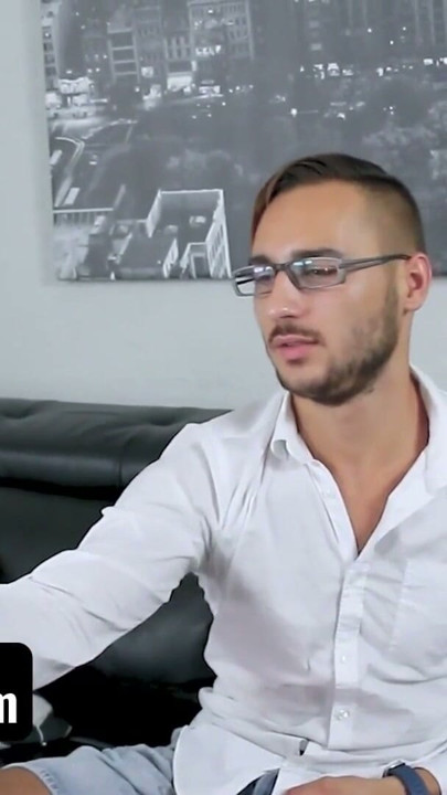 Total Nerd woli gry wideo zamiast oglądać swoją przyrodnią siostrę gorące nagie ciało - SisLovesMe | Klip 1