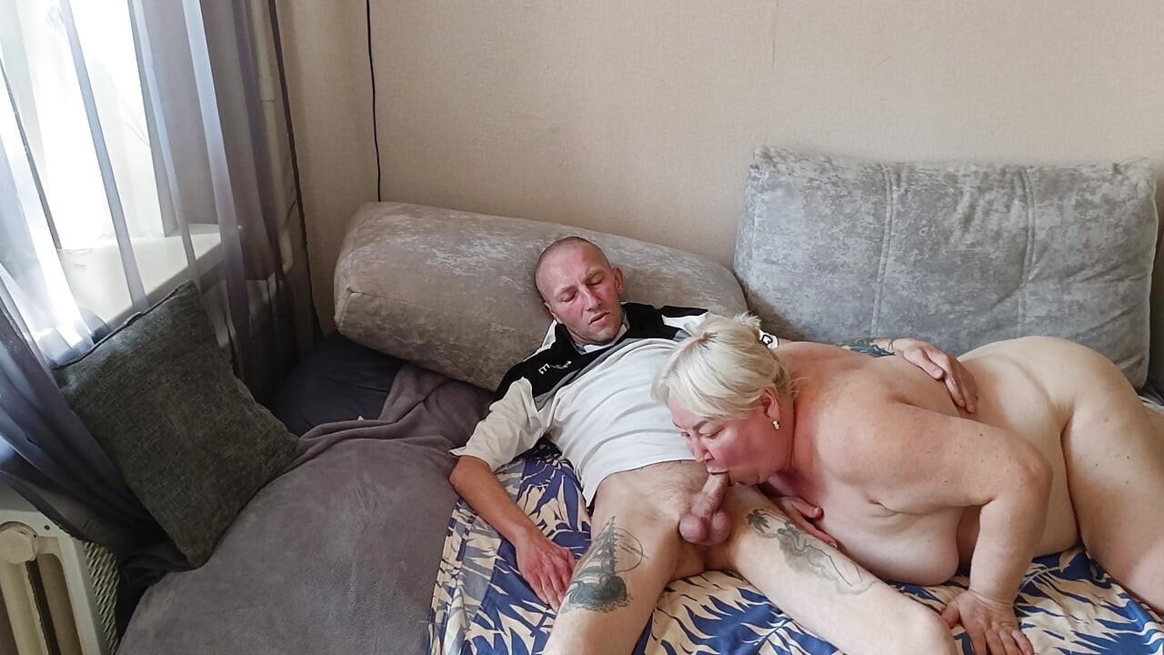 Ateşli döl emiyor ve yutan bir komşudan derin sakso
