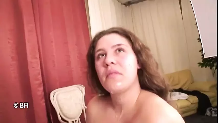 BBW leereszti és kemény faszon lovagol a castingon