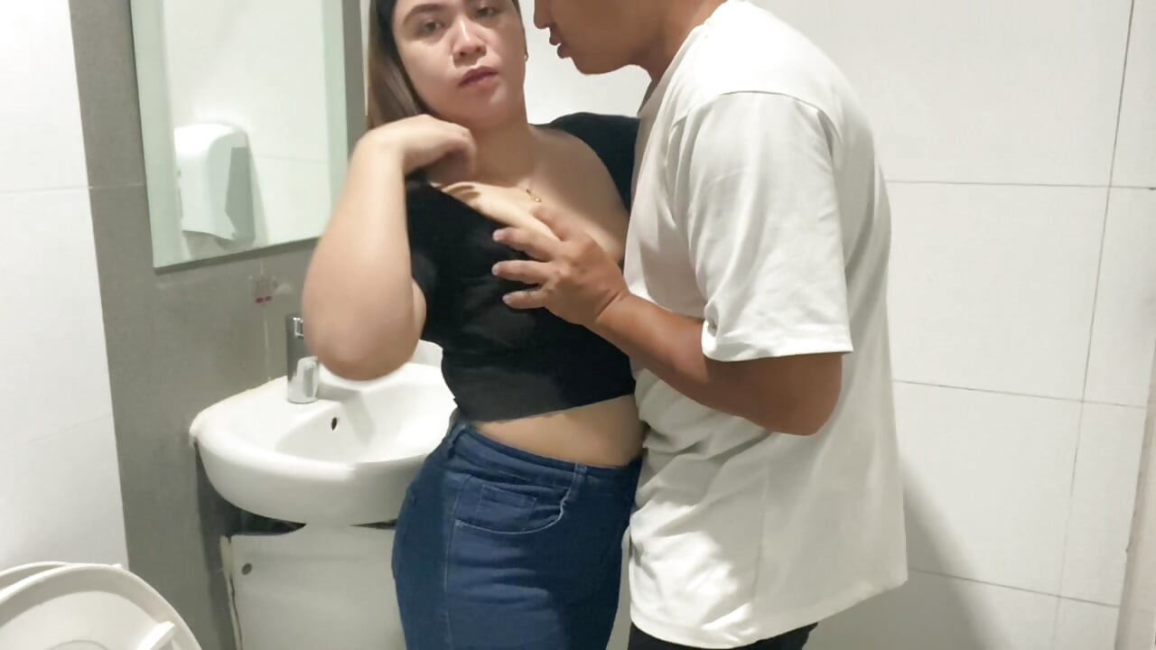 UNE PHILIPPINE SE FAIT BAISER EN PUBLIC RAPIDEMENT EN POV