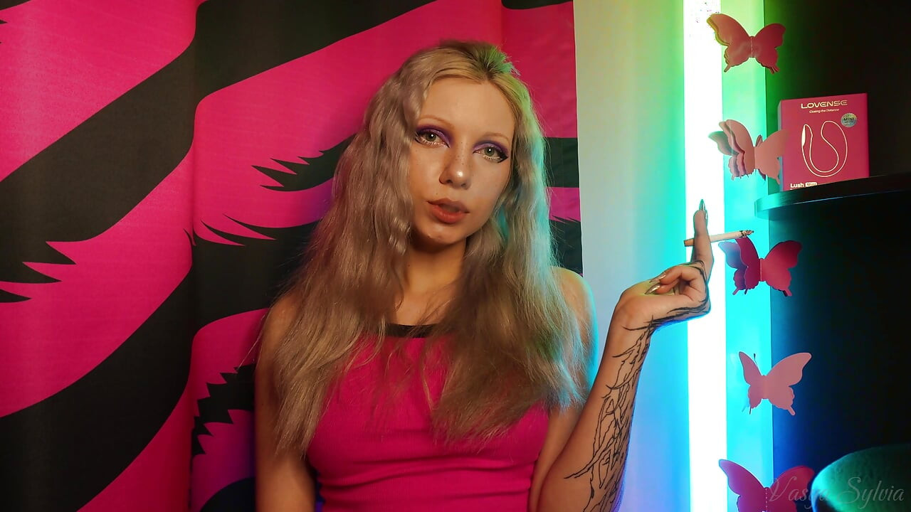 Sexy Teen Smoking a Cigarette and Shaking Her Tits!