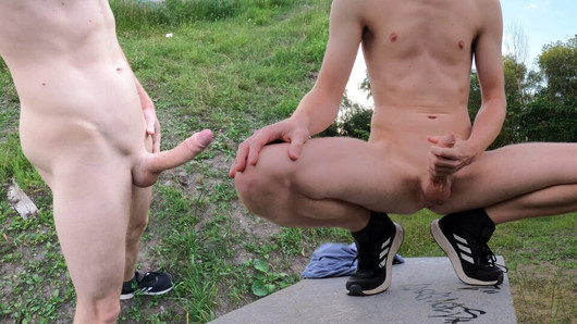 Exhib twink jugando al aire libre. corrida salvaje con mi bwc sin cortar!