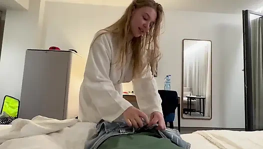 Курьер с большим хуем жестко трахает порноактрису сочной со спермой в киске