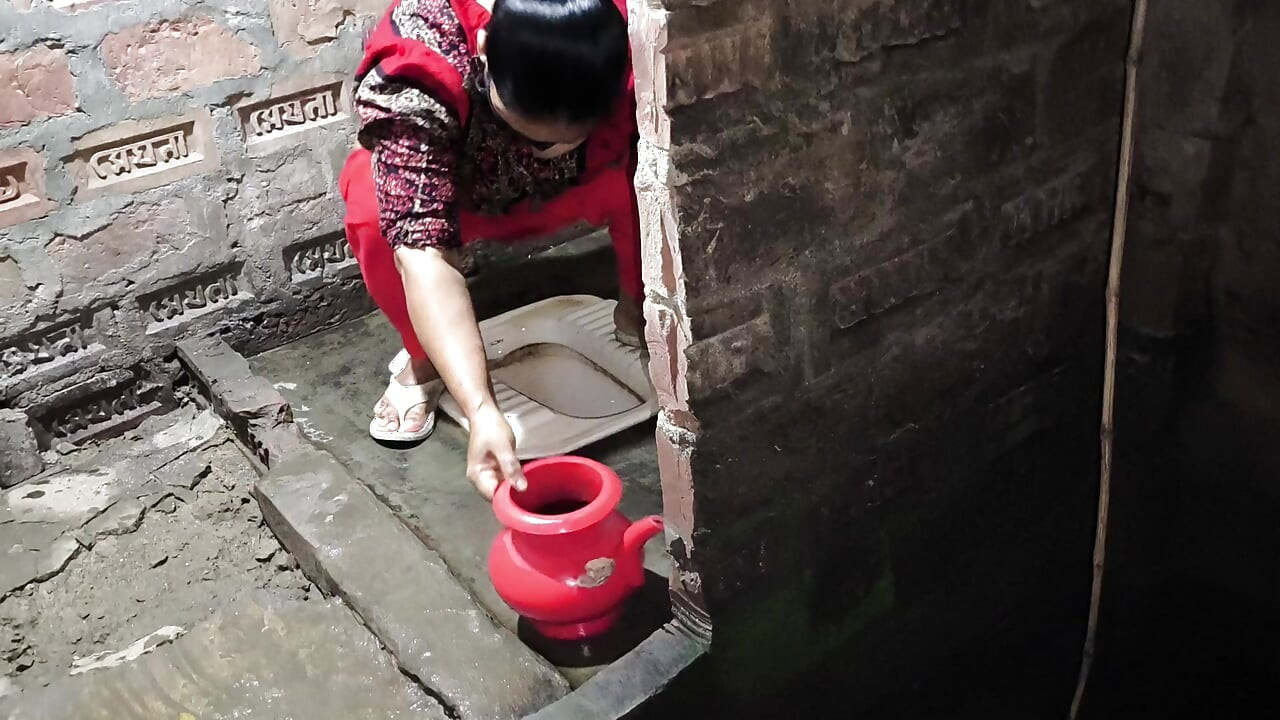 كانت عمتي في العمل لذا أثارتها وبدأت في نيكها في مؤخرتها.