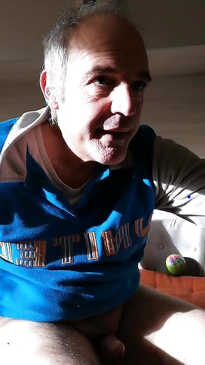 Masiram svoj penis na vedar dan u svibnju 2024